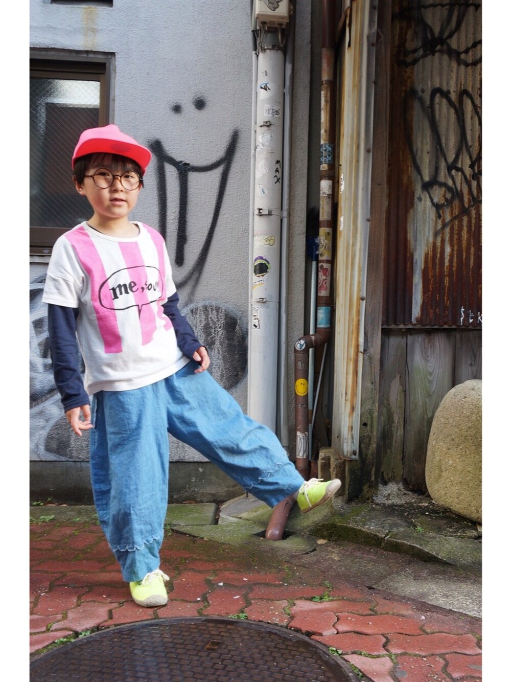 「ピンク、ネオンカラー、ピンク男子、キッズファッション、春コーデ、ワイドパンツ、丸メガネ、キャップ、キッズコーデ、男の子」｜「unicaのme,too!!　Ｔシャツ（Tシャツ/カットソー、ピンク系）」を使った、サキさん（キッズ・125cm）の春コーディネートの1枚目の写真