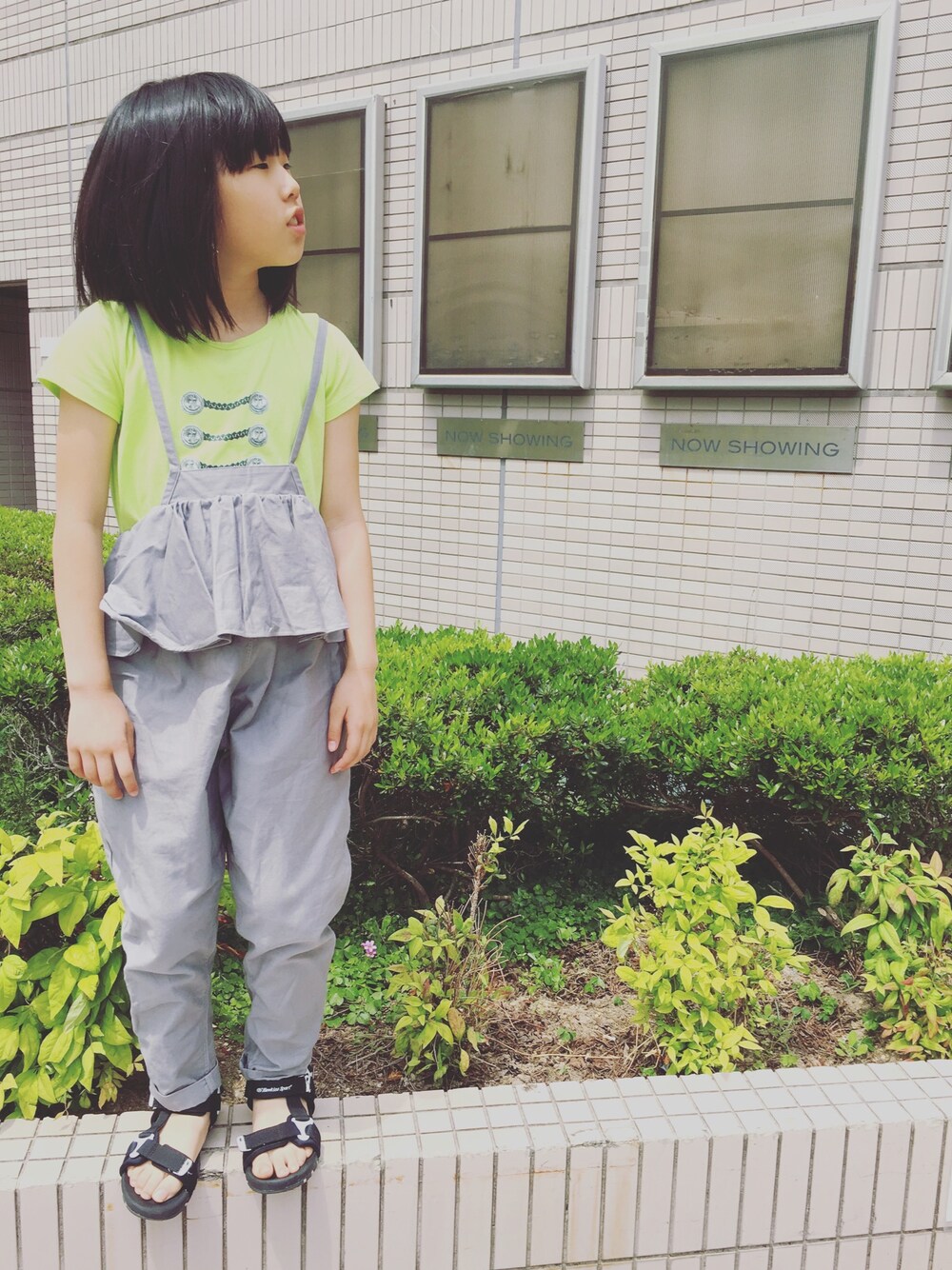 「キッズコーデ、女の子、サロペット、休日スタイル、シンプル」｜「michiricoのアイテム（Tシャツ/カットソー、グリーン系）」を使った、サキさん（キッズ・129cm）の春コーディネートの1枚目の写真