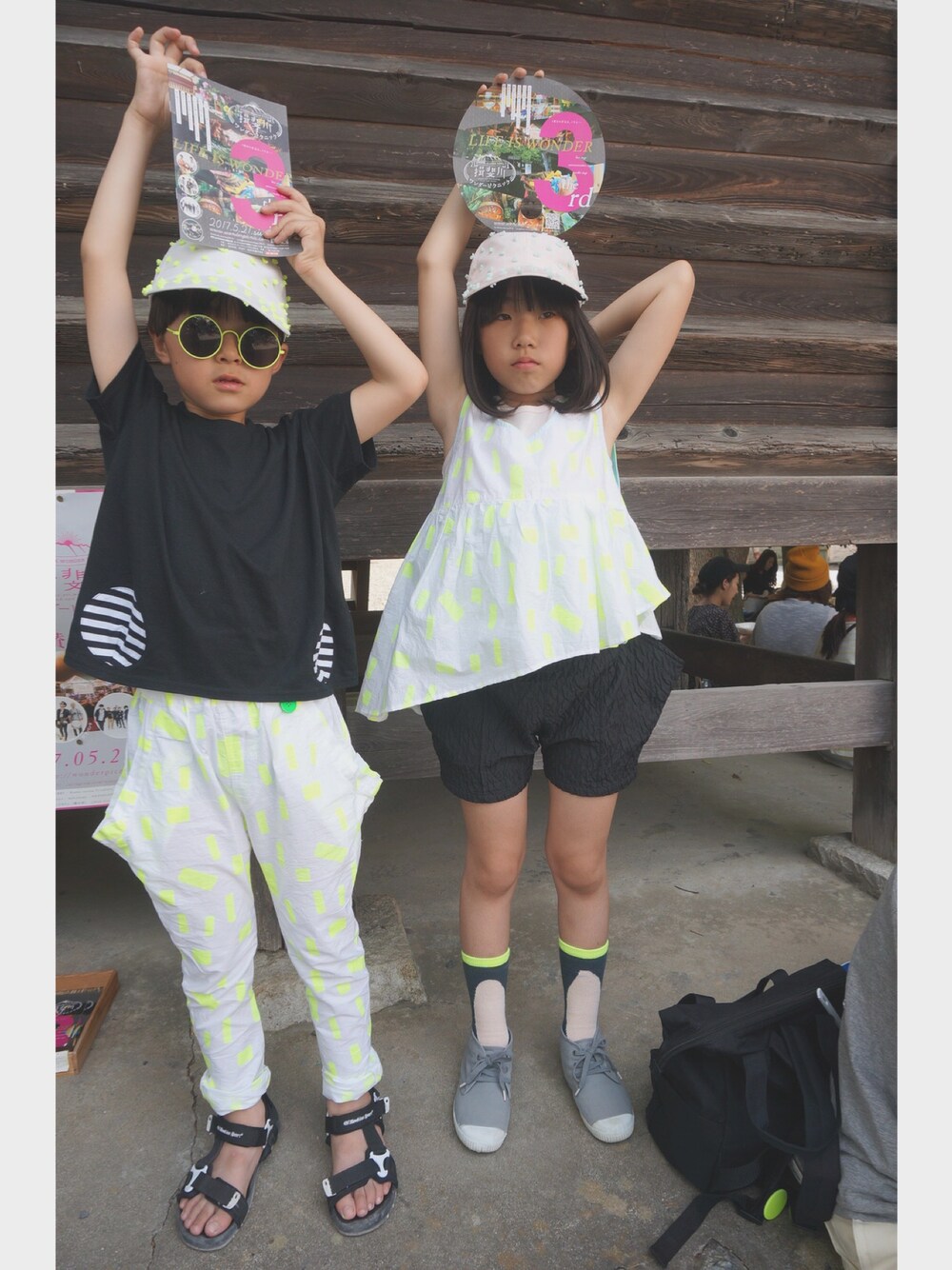 「キッズコーデ、おそろいコーデ、リンクコーデ、サングラス、丸サングラス、丸メガネ、姉弟」｜「Hawkinsのキッズ HAWKINS ホーキンス サンダル SCHAT(16-22) HK22026 BLACK/WHITE（サンダル、ブラック系）」を使った、サキさん（キッズ・125cm）の春コーディネートの1枚目の写真