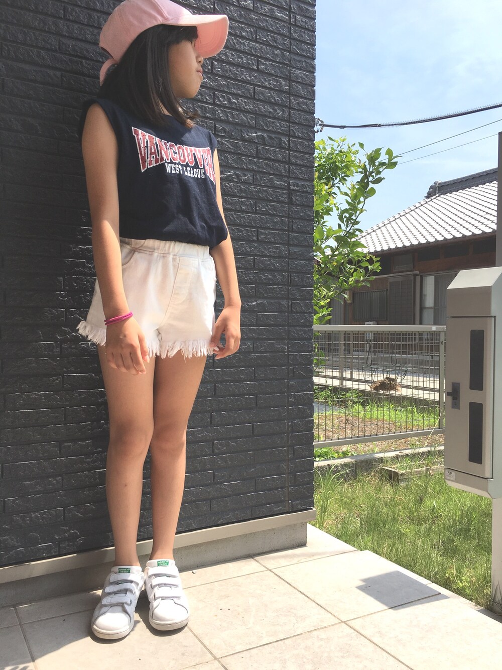 「韓国子供服、夏コーデ、プチプラコーデ、キッズコーデ、シンプル、ショートパンツ、スタンスミス、カットオフデニム、カットオフ、白パンツ」｜「adidasのオリジナルス スタンスミス [STAN SMITH CF C]（スニーカー、ホワイト系）」を使った、サキさん（キッズ・130cm）の夏コーディネートの1枚目の写真