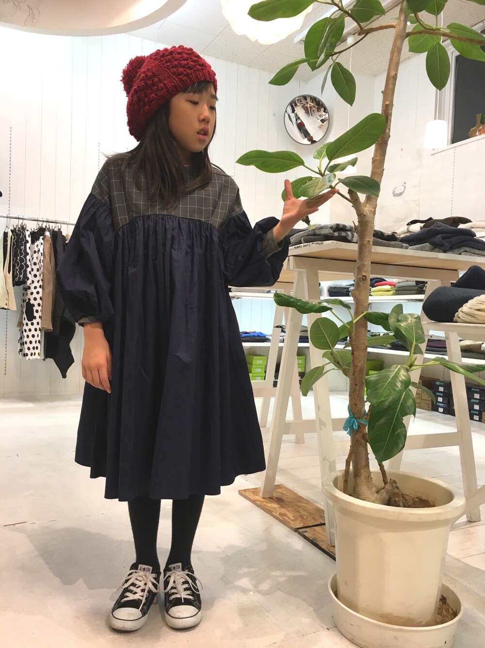 「女の子、converse、ワンピース、ニットベレー、キッズコーデ」｜「unicaのアイテム（ワンピース、ブルー系）」を使った、サキさん（キッズ・131cm）の冬コーディネートの1枚目の写真