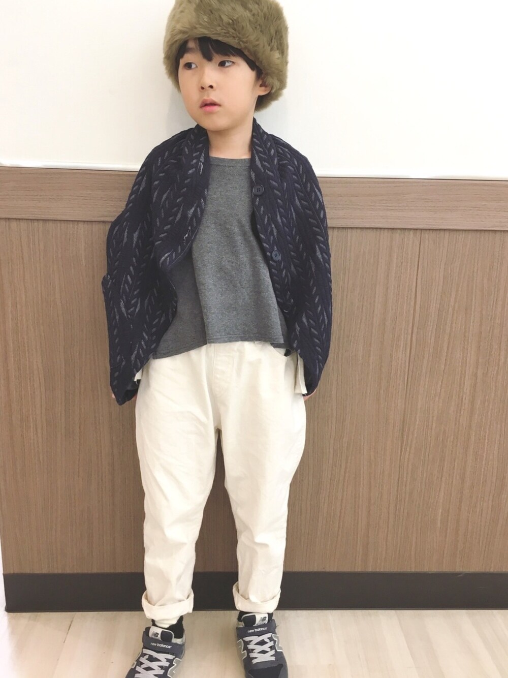 「キッズコーデ、ロシアン帽、白パンツ、ニューバランス、シンプル、unionini」｜「3coinsのアイテム（帽子、ベージュ系）」を使った、サキさん（キッズ・125cm）の冬コーディネートの1枚目の写真