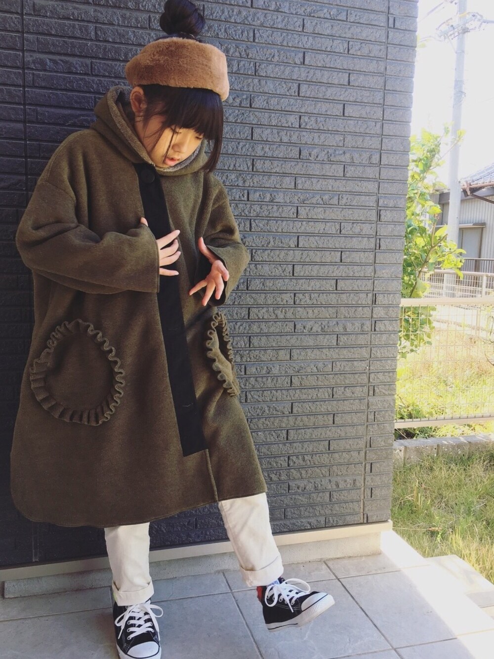 「ファー小物、ファーヘアバンド、コート、白パンツ、コンバース、kids、unionini」｜「GUのアイテム（ヘアバンド、ブラウン系）」を使った、サキさん（キッズ・131cm）の冬コーディネートの1枚目の写真