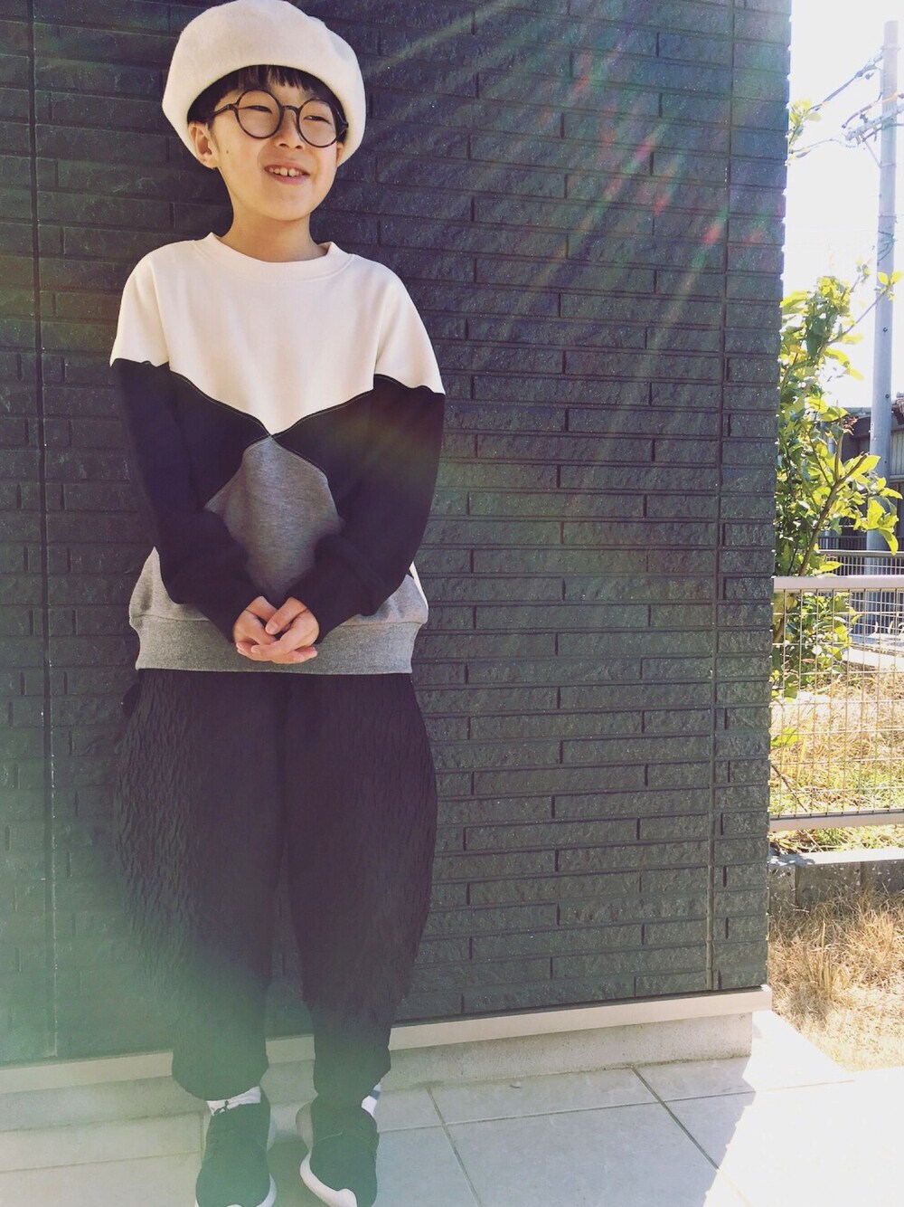 「ベレー帽、ベレー帽×メガネ、ワイドパンツ、モノトーン、モノトーンコーデ、丸メガネ、メガネ男子、おとこのこ、休日スタイル、b.Room」｜「b・ROOMのバイカラー切替裏シャギートレーナー（スウェット、ホワイト系）」を使った、サキさん（キッズ・125cm）の冬コーディネートの1枚目の写真