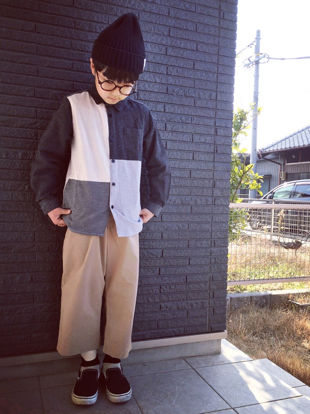 「ニット帽、ワイドパンツ、ベージュパンツ、キッズコーデ、カジュアル、男の子コーデ、kids、シャツスタイル」｜「SmoothyのSmoothy Color Knitcap / スムージー カラーニットキャップ（ニットキャップ/ビーニー、ブラック系）」を使った、サキさん（キッズ・125cm）の冬コーディネートの1枚目の写真