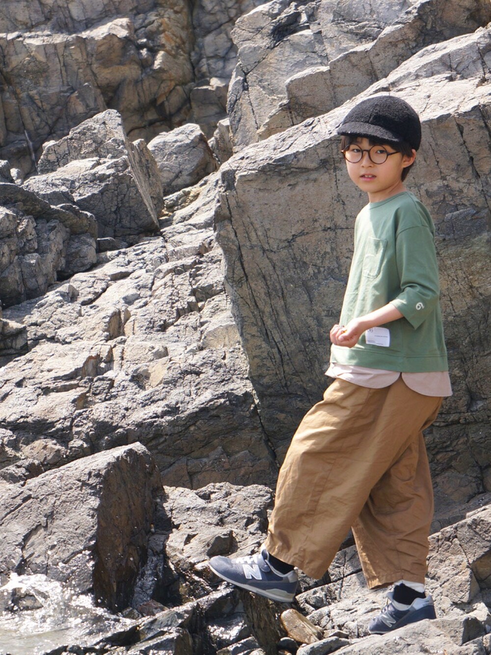 「カーキ、ワイドパンツ、キッズコーデ、シンプルコーデ、kids、おとこのこ、kidsfashion」｜「6゜vocaleのアイテム（トップス、グリーン系）」を使った、サキさん（キッズ・125cm）の春コーディネートの1枚目の写真
