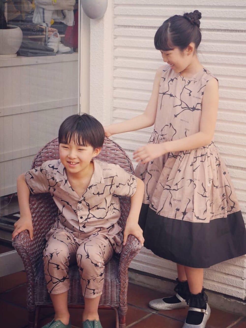 「リンクコーデ、おそろいコーデ、姉弟、kids、wolf&rita、キッズコーデ、セットアップ」｜「WOLF&RITAのアイテム（トップス、ベージュ系）」を使った、サキさん（キッズ・125cm）の春コーディネートの1枚目の写真