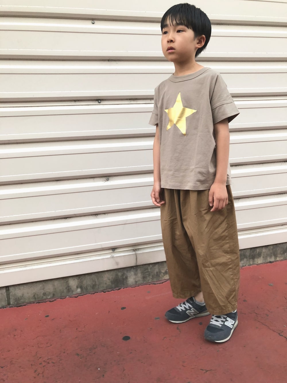 「ワントーンコーデ、ブラウン、ベージュ、ワイドパンツ、シンプル、kids、キッズコーデ」｜「6゜vocaleのアイテム（Tシャツ/カットソー、ベージュ系）」を使った、サキさん（キッズ・125cm）の春コーディネートの1枚目の写真