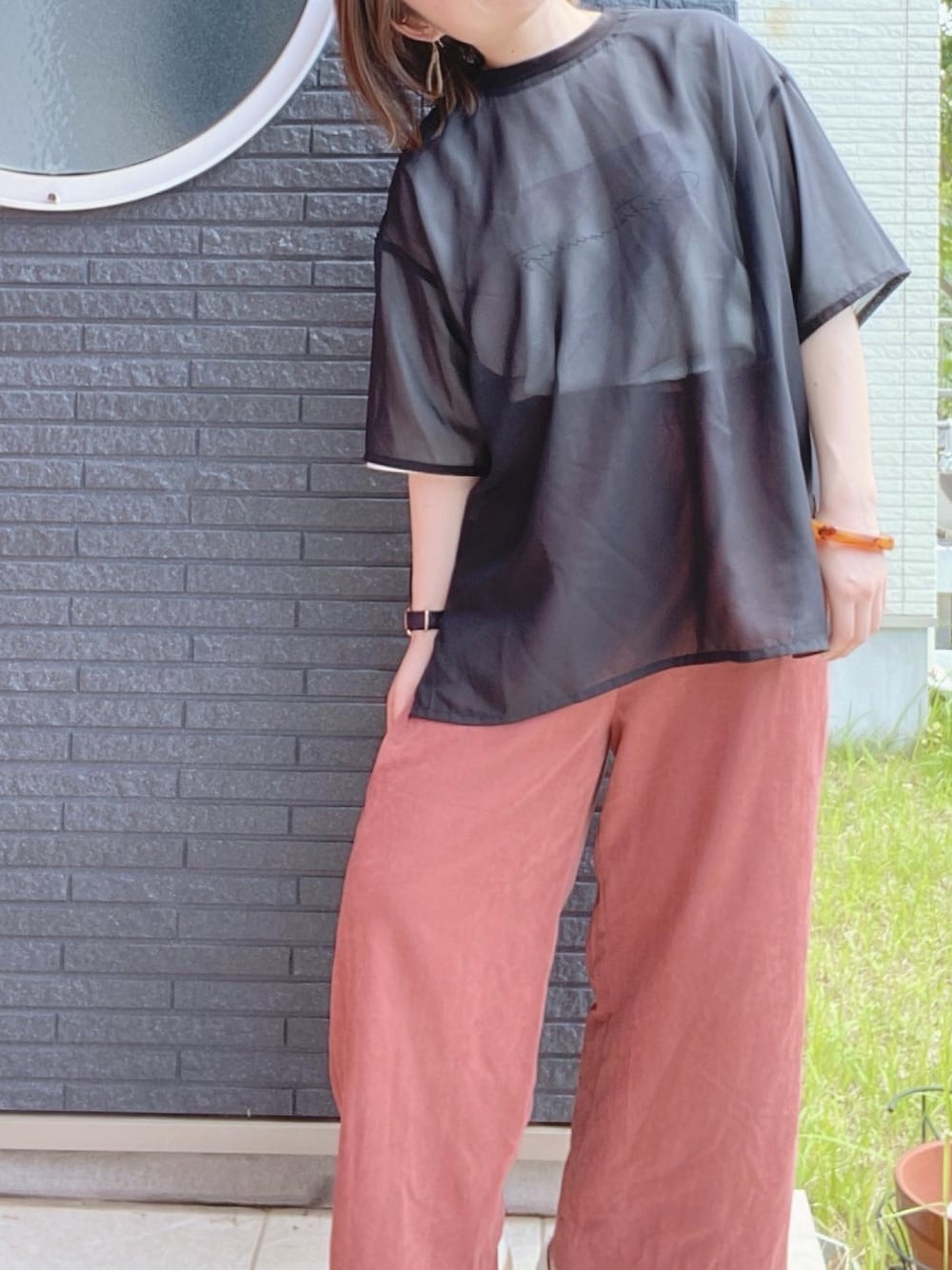 「オトナカジュアル、パンツスタイル、シンプルコーデ、おしゃれさんと繋がりたい、夏コーデ、シアートップス、フォトT、いいね、save、フォローお願いします🤑、ビッグシルエット」｜「LOWRYS FARMのタイダイシアーＴＥＥ　881025（Tシャツ/カットソー、ブラック系）」を使った、サキさん（レディース・152cm）の夏コーディネートの1枚目の写真