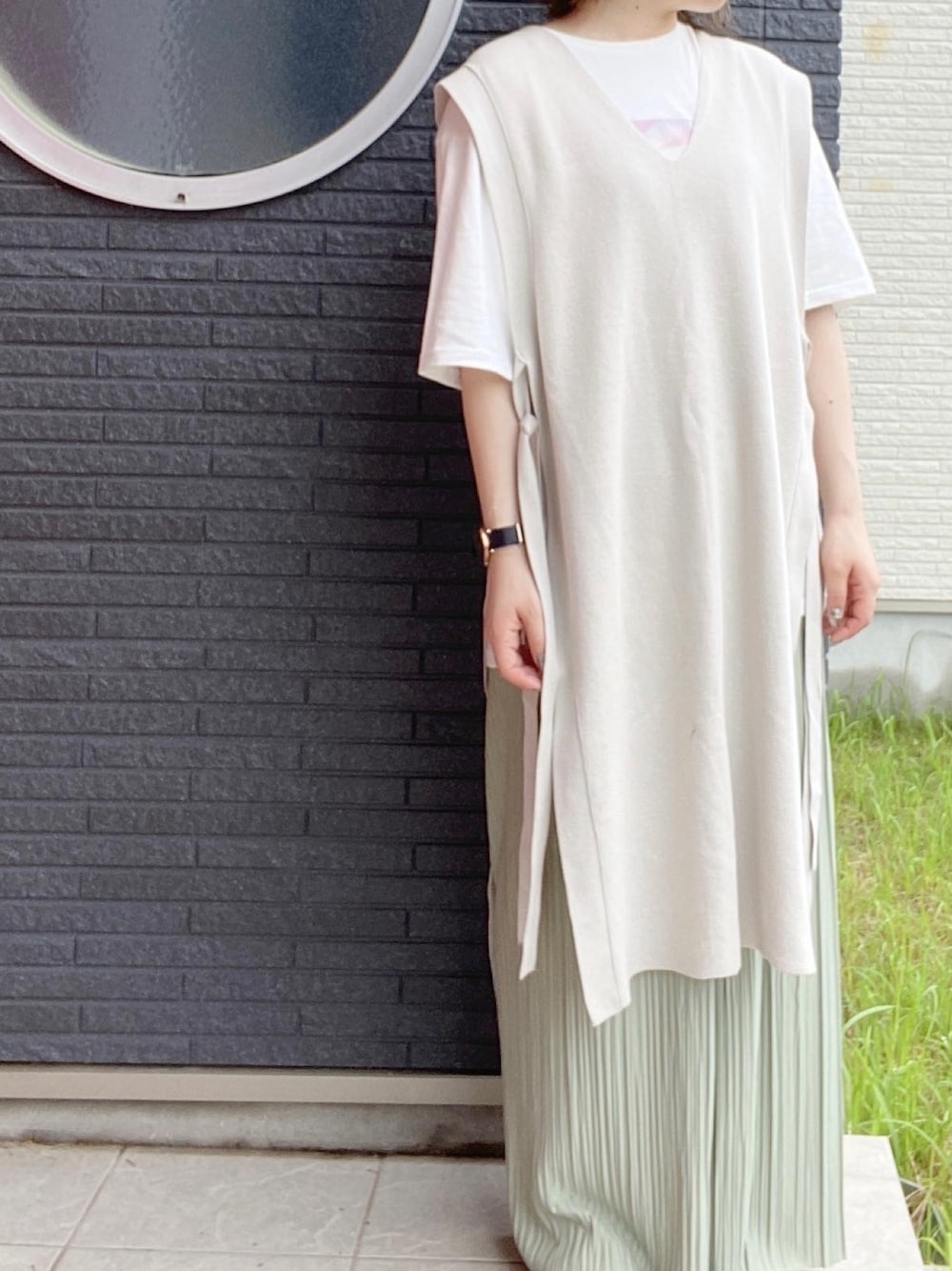 「ラクチンコーデ、プチプラ、ラフコーデ、ワイドパンツ、ビッグシルエット、しまむら、プリーツパンツ、レイヤードスタイル、くすみカラー、ピスタチオ」｜「studio CLIPのアイテム（Tシャツ/カットソー、ホワイト系）」を使った、サキさん（レディース・152cm）の夏コーディネートの1枚目の写真