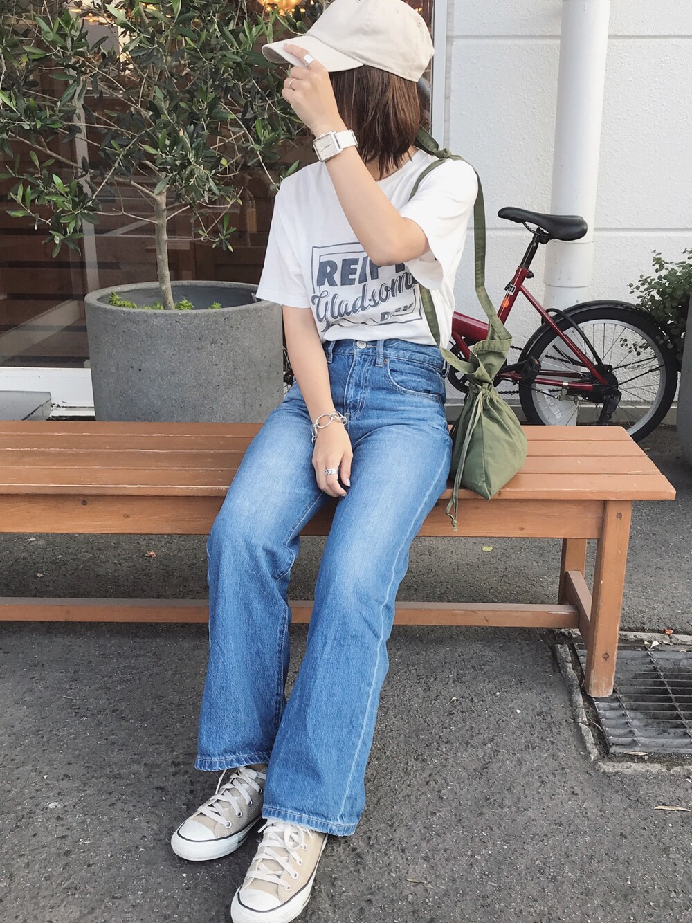 「シンプルコーデ、カジュアルコーデ、夏、楽チンコーデ、ラフ、オトナ女子、大人コーデ、オトナカジュアル、春夏コーデ、休日スタイル」｜「AZUL by moussyのアイテム（デニムパンツ、ブルー系）」を使った、asmさん（レディース・150cm）の夏コーディネートの1枚目の写真