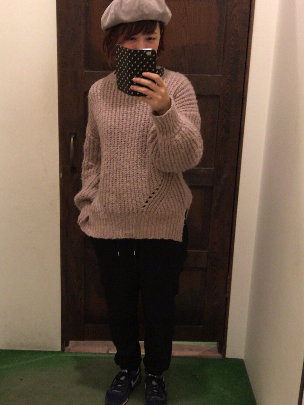 ピンク系のニット/セーター、ブラック系のその他パンツ、ブルー系のスニーカーを着用したレディースの冬コーディネートの1枚目の写真