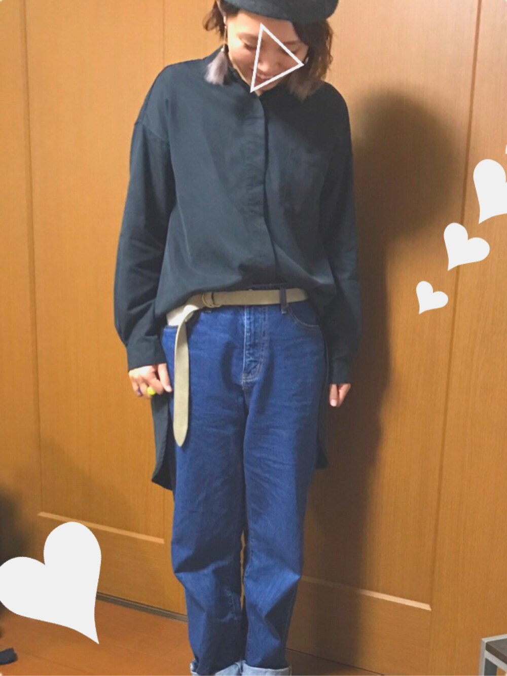 「niko and ...、KBF+、ワイドデニム、黒シャツ、スウェードベルト、ベレー帽、ファーピアス、お気に入りすたいる、雨の日コーデ」｜「niko and...のテンセルサイドスリットロングシャツ【niko and ...】（シャツ/ブラウス、ブラック系）」を使った、t.S A Y A* さん（レディース・160cm）の冬コーディネートの1枚目の写真