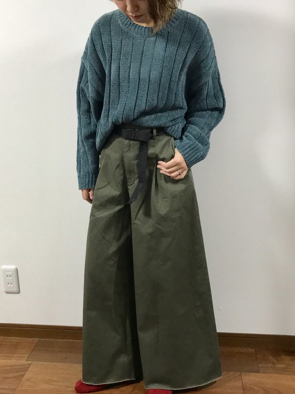 「KBF、モールヤーン、カーキ、ワイドパンツ、ガチャベルト」｜「KBFのワイドリブモールヤーンニット（ニット/セーター、グレー系）」を使った、t.S A Y A* さん（レディース・160cm）の冬コーディネートの1枚目の写真