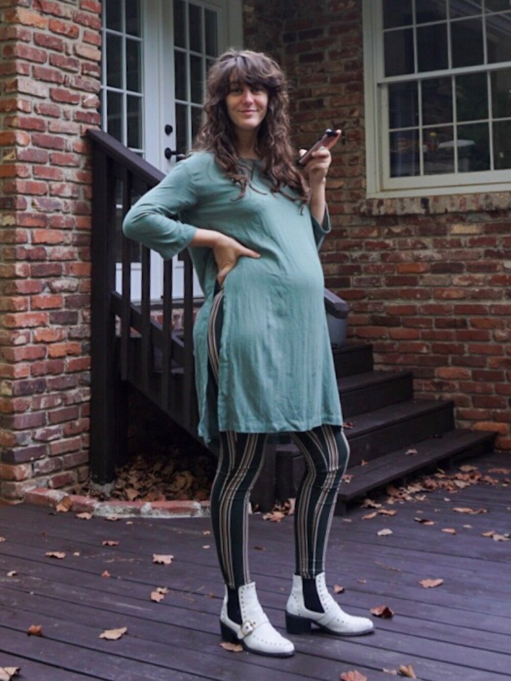 「casual、tunic、minimal、stripes、pregnancy、maternity、girl、boots、fall style、leggings」｜「BLACK CRANEのアイテム（トップス、ブルー系）」を使った、Erinさん（レディース・173cm）の秋コーディネートの1枚目の写真