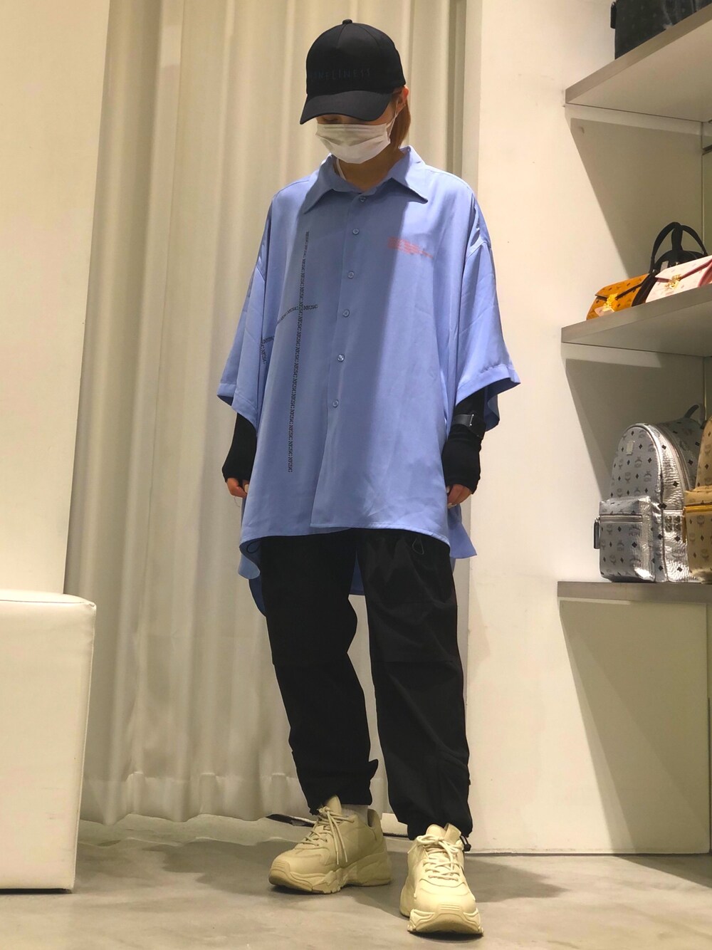 ブルー系のシャツ/ブラウス、ブラック系のその他パンツ、ブルー系のシャツ/ブラウスを着用したレディースの夏コーディネートの1枚目の写真