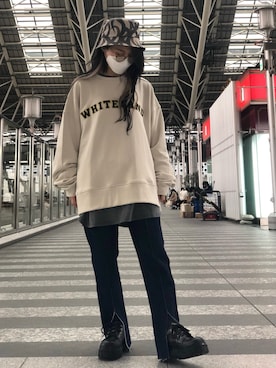 「WHITELAND（ホワイトランド）のアイテム（スウェット）」を使った、EMII SHOJIさん（レディース・156cm）の春コーディネート