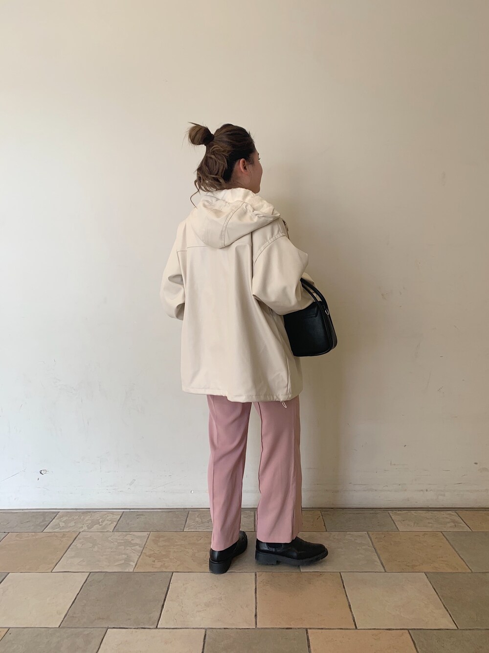 「proseverse、UNIQLO、レザージャケット、カラーパンツ、ピンク、ミニバッグ、オトナカジュアル、カジュアルコーデ、ママコーデ、低身長」｜「prose verseのエコレザーマウンテンパーカー（ブルゾン、ホワイト系）」を使った、ももぞうさん（レディース・154cm）の冬コーディネートの1枚目の写真
