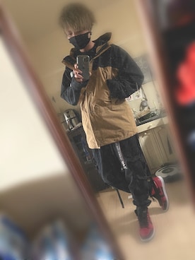 「off white」｜「アイテム（マウンテンパーカー）」を使った、うめうち りょうすけさん（メンズ・174cm）の秋コーディネート