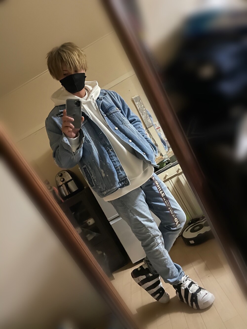 「ZARA、GU、Levi's、off white、モアテン」｜「GUのアイテム（パーカー、ホワイト系）」を使った、うめうち りょうすけさん（メンズ・174cm）の秋コーディネートの1枚目の写真