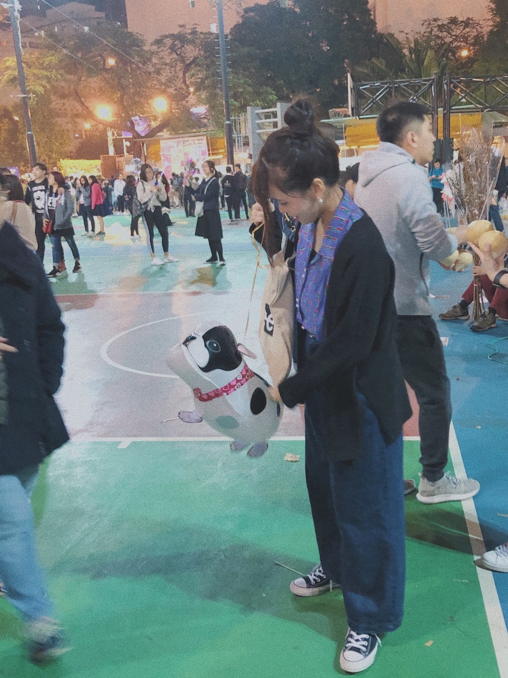 ブラック系のジャケット/アウター、パープル系のシャツ/ブラウス、ベージュ系のトートバッグを着用したレディースの春コーディネートの1枚目の写真