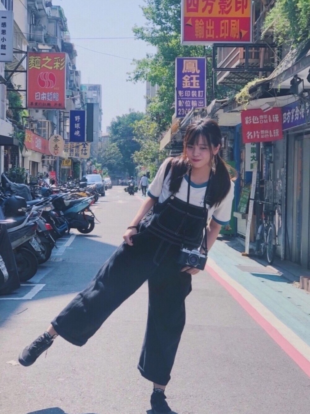 ブラック系のスニーカー、ホワイト系のTシャツ/カットソー、ブラック系のバックパック/リュックを着用したレディースの春コーディネートの1枚目の写真