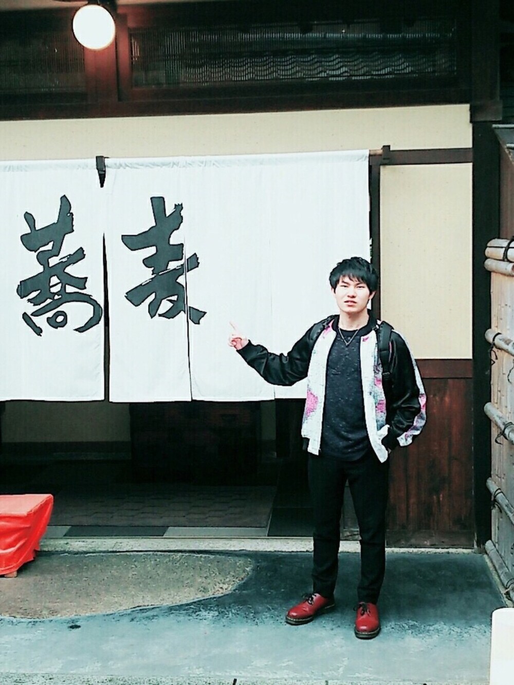 「きれいめカジュアル、革靴、モノトーン、LAD MUSICIAN、Dr.Martens、STUDIOUS」｜「LAD MUSICIANのLAD MUSICIAN[ラッドミュージシャン] SLIM SLACKS（スラックス、ブラック系）」を使った、優斗さん（メンズ・165cm）の秋コーディネートの1枚目の写真