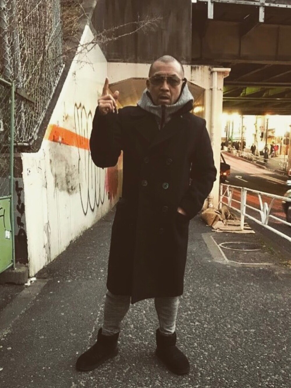 「休日スタイル、オトナカジュアル、黒、ピーコート、adidas、UGG、スポーツミックス、サングラス」｜「schottのSchott/ショット/LONG MELTON PEACOAT/ロング メルトン ピーコート（ピーコート、ブルー系）」を使った、中野英雄さん（メンズ・170cm）の冬コーディネートの1枚目の写真