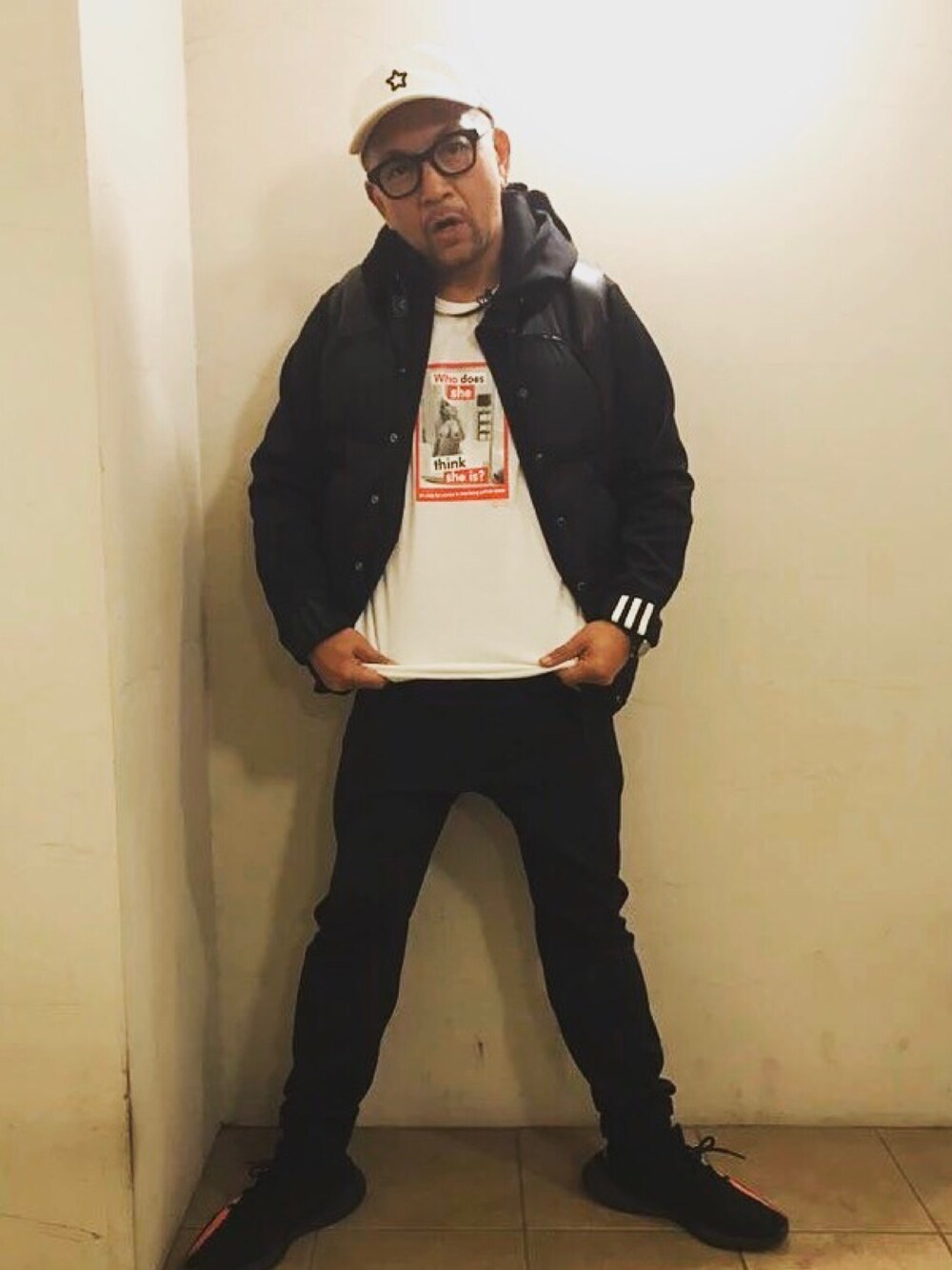 「休日スタイル、カジュアル、ブラック、スニーカー、スポーツミックス、アディダスオリジナルス、yeezyboost350V2」｜「RUGGEDのアイテム（Tシャツ/カットソー、ホワイト系）」を使った、中野英雄さん（メンズ・170cm）の春コーディネートの1枚目の写真