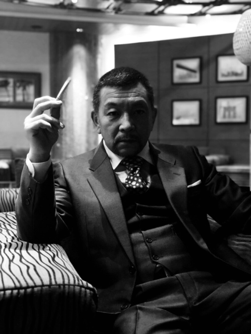 「ジャケット、スーツスタイル、スーツ、オトナカジュアル、春、シャツスタイル」｜「SAINT LAURENT PARISのアイテム（ネクタイ、ブルー系）」を使った、中野英雄さん（メンズ・170cm）の冬コーディネートの1枚目の写真