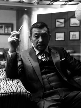 「SAINT LAURENT PARIS（サンローランパリ）のアイテム（フォーマルスーツ/小物）」を使った、中野英雄さん（メンズ・170cm）の冬コーディネート