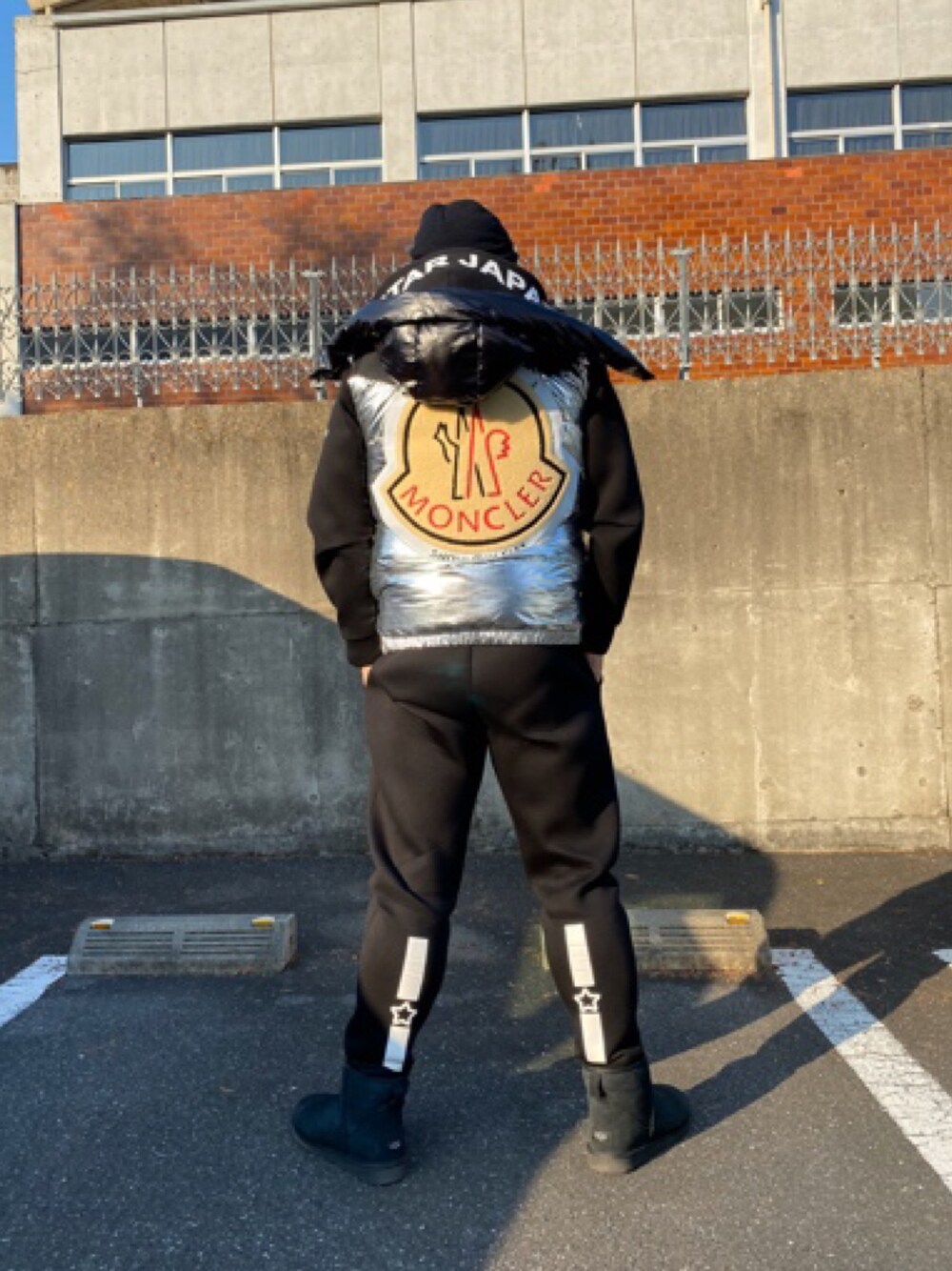 「大人カジュアル、冬コーデ、黒コーデ、セットアップ、冬アウター着回しチャレンジ」｜「MONCLERのアイテム（ダウンベスト、シルバー系）」を使った、中野英雄さん（メンズ・170cm）の冬コーディネートの1枚目の写真