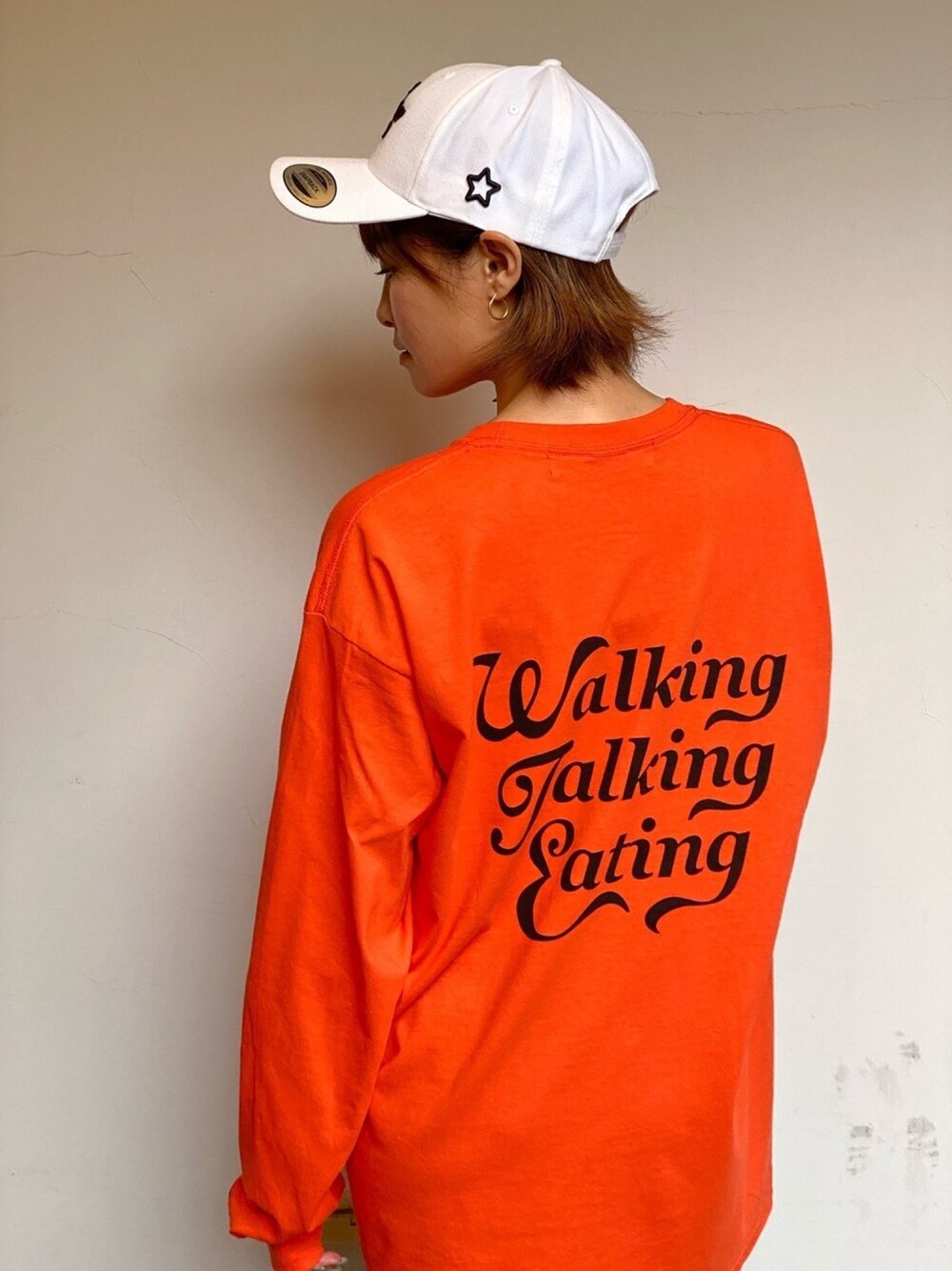 「きれいめカジュアル、Tシャツ、秋コーデ、シャツスタイル、ストリートMIX、ビッグシルエット、ストリート、白Tシャツ、ラブアンドピース2020、オレンジ」｜「THE MOBSTAR JAPANのアイテム（Tシャツ/カットソー、オレンジ系）」を使った、中野英雄さん（メンズ・170cm）の秋コーディネートの1枚目の写真