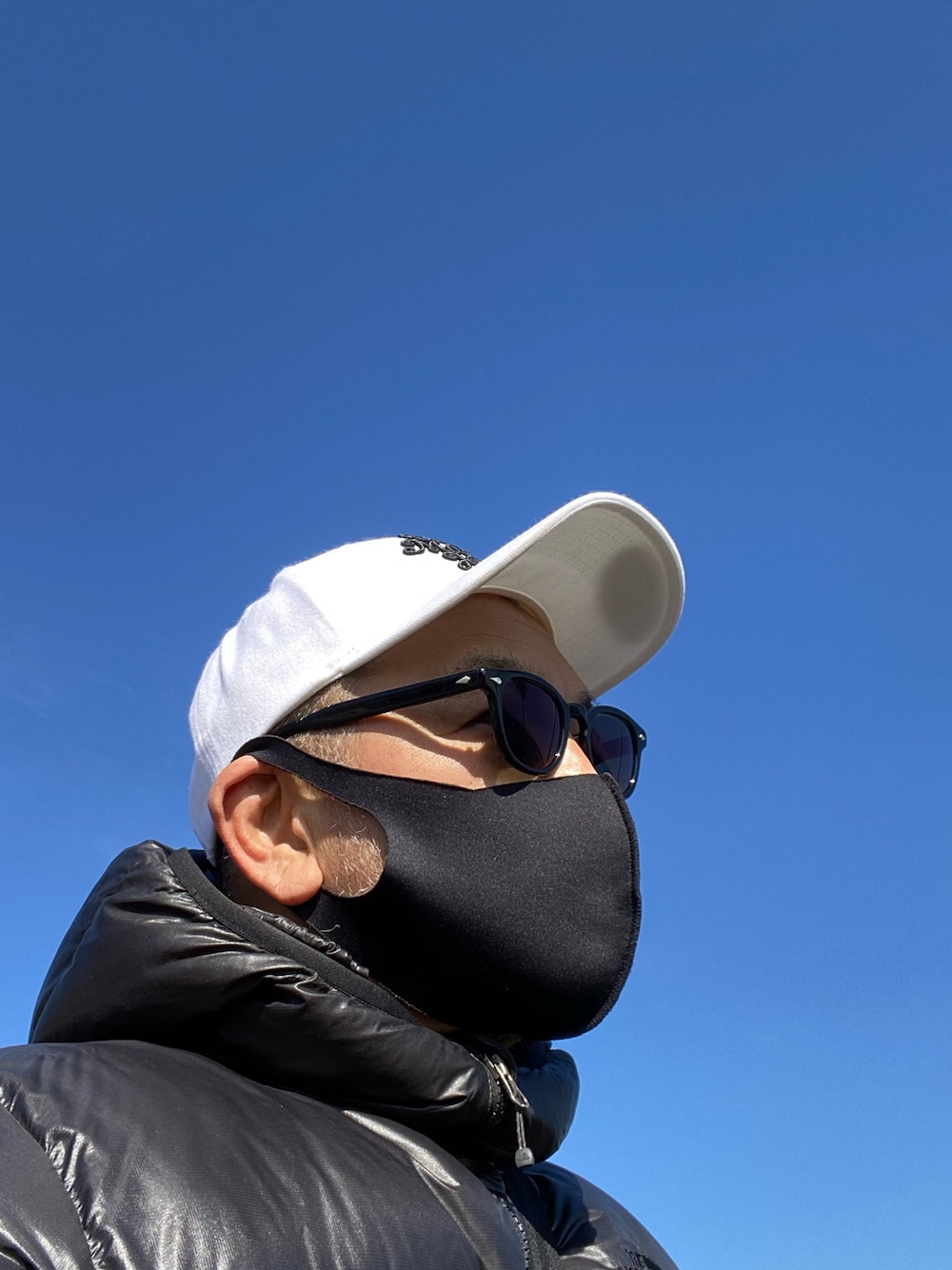 「今日のコーデ、シンプルコーデ、スニーカーコーデ、ストリートコーデ、カジュアルコーデ、スポーツミックス」｜「THE NORTH FACEのアイテム（ダウンジャケット/コート、ブラック系）」を使った、中野英雄さん（メンズ・170cm）の冬コーディネートの1枚目の写真