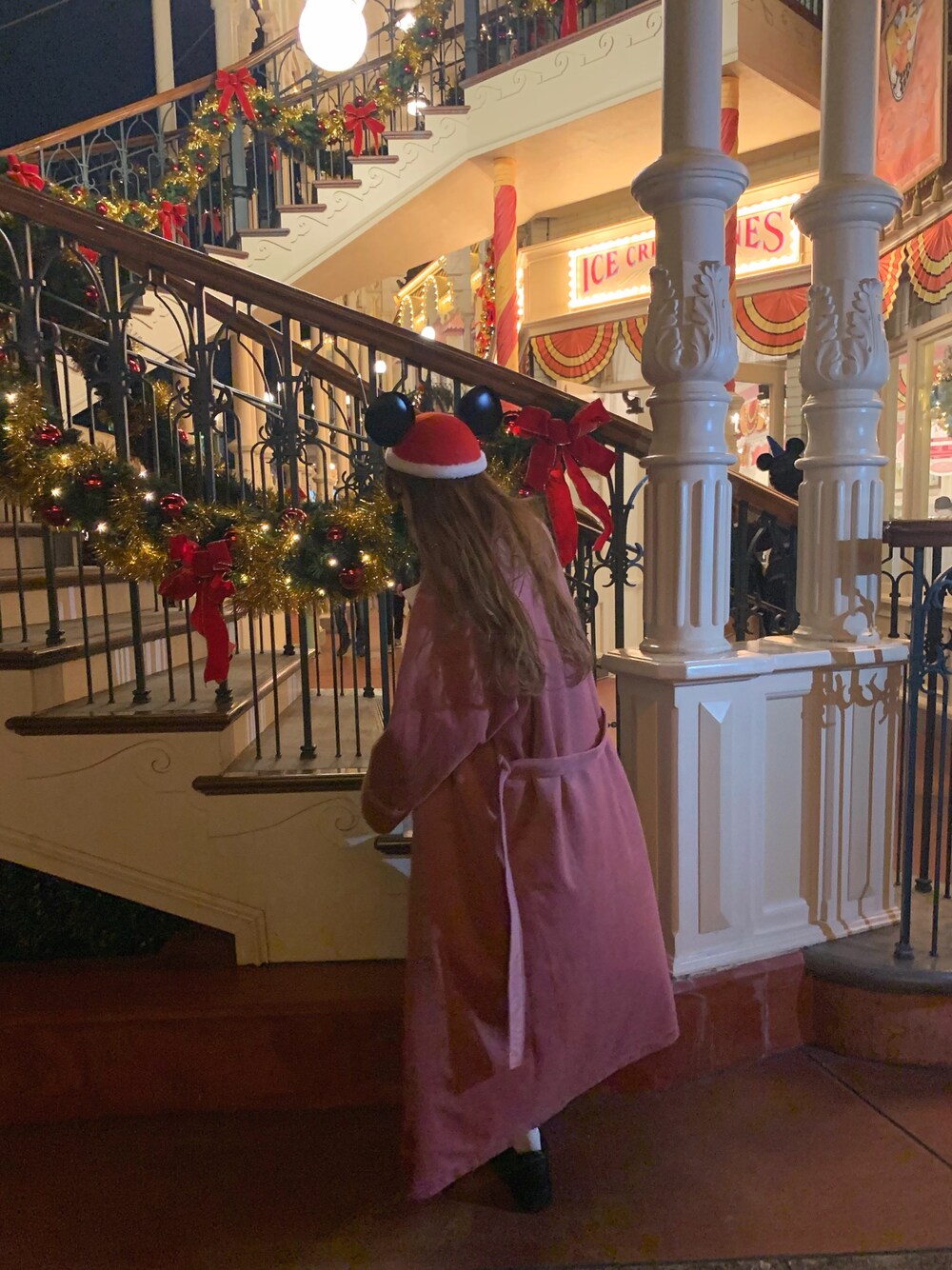 「UNIF、disney、christmas」｜「UNIFのアイテム（シューズ、ブラック系）」を使った、sayaさん（レディース・160cm）の秋コーディネートの1枚目の写真