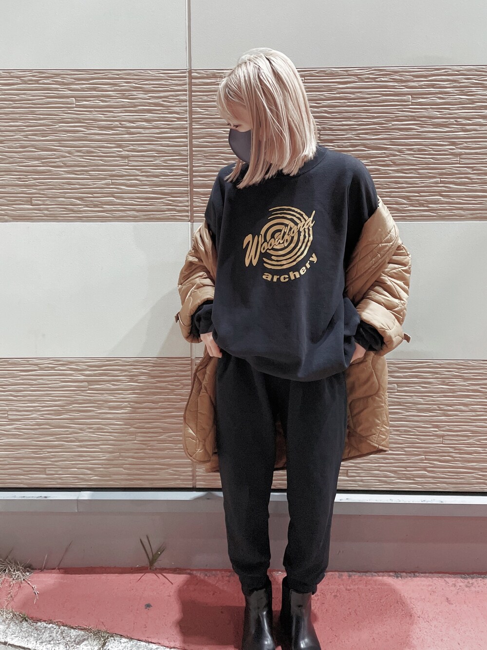 「ゆるコーデ、FREAK’Ｓ STORE、ユニクロ、ジョガーパンツ、ラクチンコーデ、ブラックコーデ、リラックススタイル、古着、スウェット、スウエットパンツ」｜「UNIQLOのアイテム（スウェットパンツ、ブラック系）」を使った、sayaさん（レディース・161cm）の春コーディネートの1枚目の写真
