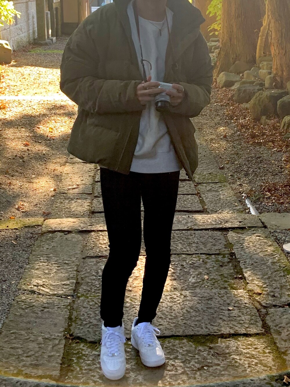 ブラック系のデニムパンツ、ホワイト系のスニーカー、ホワイト系のスウェットを着用したメンズの秋コーディネートの1枚目の写真