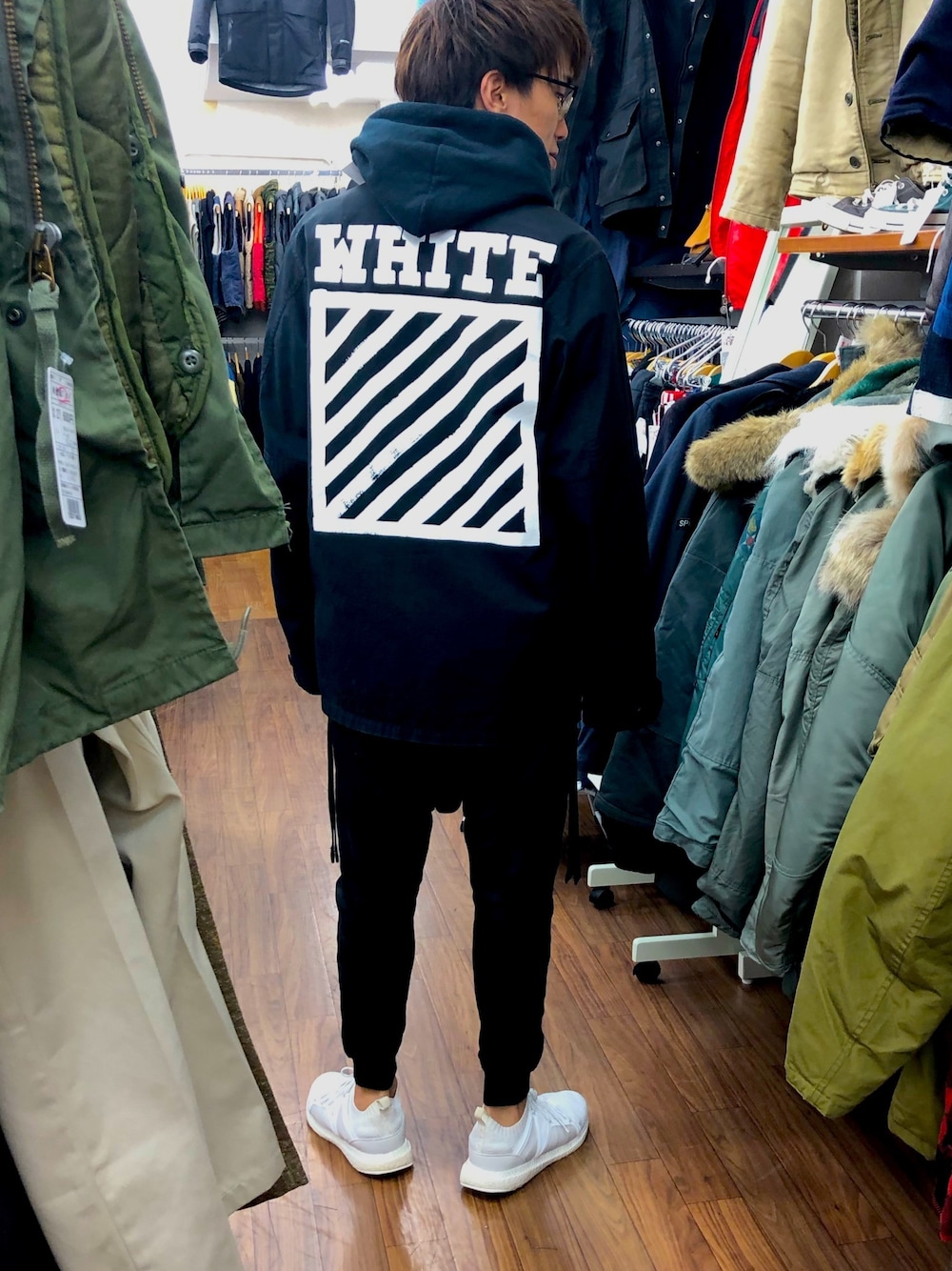 「オフホワイト、ミリタリージャケット」｜「off whiteのアイテム（ミリタリージャケット、ブラック系）」を使った、$inさん（メンズ・170cm）の秋コーディネートの1枚目の写真