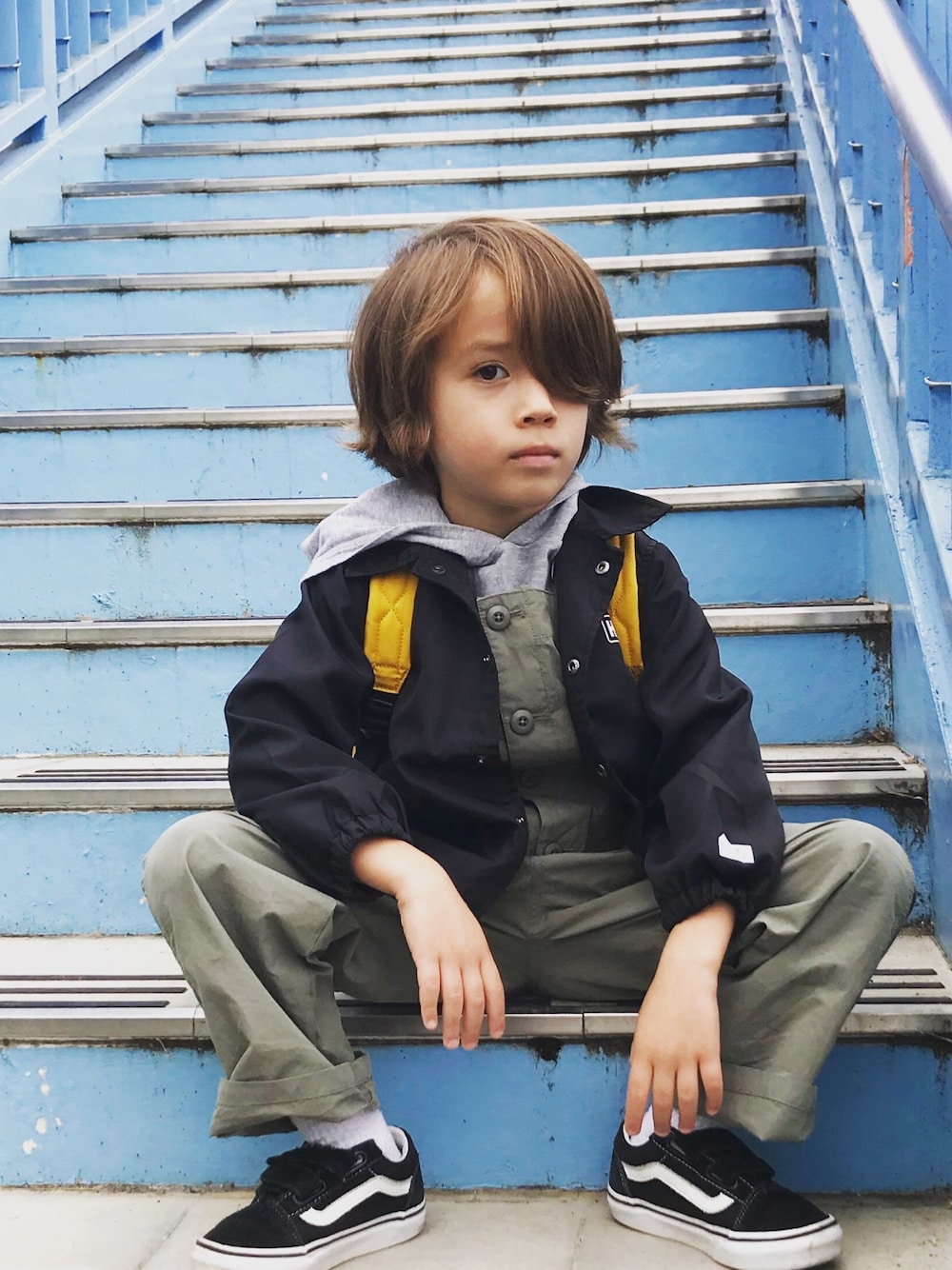 「やっぱりストリートが好き、kids、男の子コーデ、秋コーデ、kidsfashion、むすこーで、黄色いバッグ、VANS OLDSKOOL、ストリートファッション、おしゃれさんと繋がりたい」｜「IN THE HOUSEのキッズ 【KIDS】 LOGO COACH JACKET ith-0023 ロゴ コーチ ジャケット（その他アウター、ブラック系）」を使った、Jaykさん（キッズ・110cm）の秋コーディネートの1枚目の写真