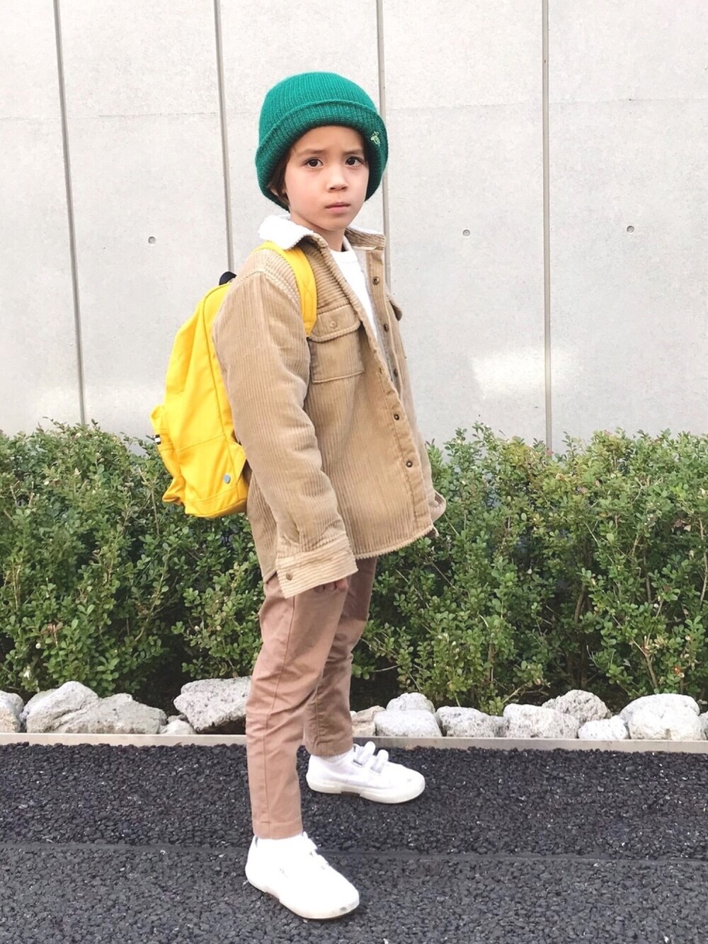 「ホワイトシューズ、ブラウンコーデ、グリーンニット帽、シンプルコーデ、キッズコーデ、冬アウター、男の子コーデ、黄色いバッグ、ニット帽、kids」｜「nextのアイテム（ジャケット/アウター、ベージュ系）」を使った、Jaykさん（キッズ・110cm）の冬コーディネートの1枚目の写真