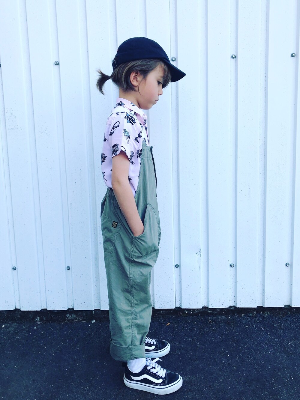 「キッズコーデ、男の子コーデ、スニーカーコーデ、夏コーデ、カジュアル、キッズファッション、男の子、オーバーオール、ピンクシャツ、バンズ」｜「BRANSHESの前ボタンサロペット（サロペット/オーバーオール、グリーン系）」を使った、Jaykさん（キッズ・110cm）の春コーディネートの1枚目の写真