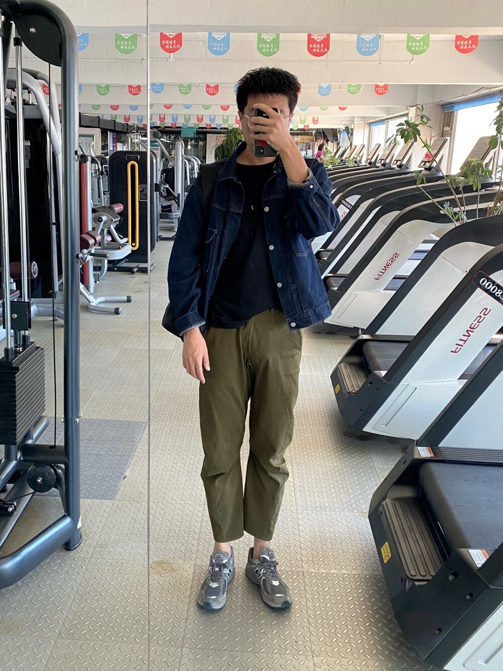 「UNIQLOのアイテム（デニムジャケット、ブルー系）」を使った、诺拉和皮埃塔さん（メンズ・186cm）の春コーディネートの1枚目の写真