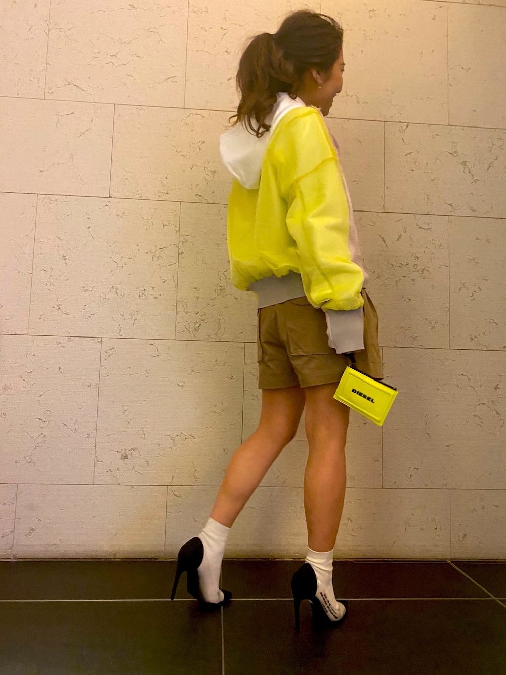 「Diesel、dieselblackgold、diesel福岡、カジュアルコーデ、春コーデ、パーカー、パーカースタイル、ショートパンツ、イエロー、スタッフセンバツ」｜「DIESELのレディース DIESELロゴスウェットパーカー（スウェット、ホワイト系）」を使った、こはまさん（レディース・156cm）の春コーディネートの1枚目の写真