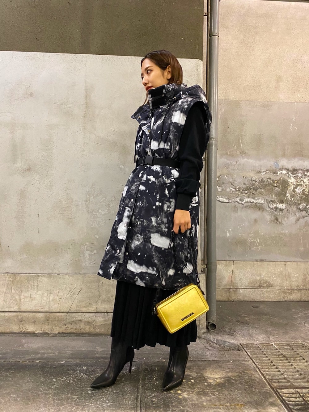 「Diesel、diesel福岡、冬コーデ、低身長、wearhalloween2020、モノトーンコーデ、ワンピース、タートルネック、きれいめカジュアル、アウター」｜「DIESELのレディース ウィンタージャケット スリーブレス　中綿パーカージャケット（その他アウター、ブラック系）」を使った、こはまさん（レディース・156cm）の秋コーディネートの1枚目の写真