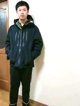 「WHITE MOUNTAINEERING（ホワイトマウンテニアリング）のGORE-TEX LUGGAGE MOUNTAIN PARKA（マウンテンパーカー、ブラック系）」を使った、ゆうきさん（メンズ・173cm）の秋コーディネート