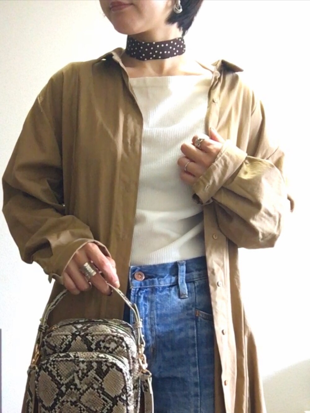ZARAのトレンチコートを使った「スカーフ」の人気ファッション