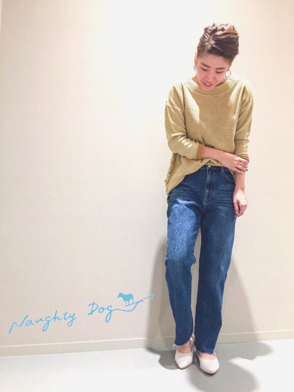 ベージュ系のニット/セーター、ブルー系のデニムパンツ、ホワイト系のパンプスを着用したレディースの秋コーディネートの1枚目の写真