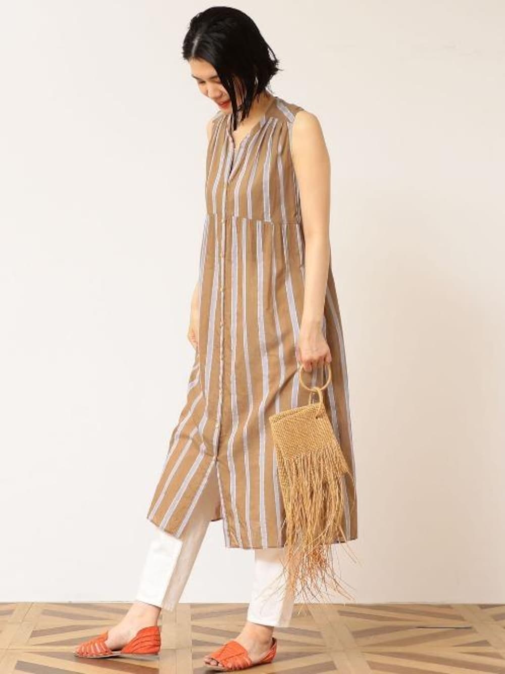 「ストライプ、シャツワンピース、casual」｜「green label relaxingの◆SC Cバックサテン ベイカーパンツ（その他パンツ、ホワイト系）」を使った、プレスアシスタント高梨さん（レディース・174cm）の春コーディネートの1枚目の写真