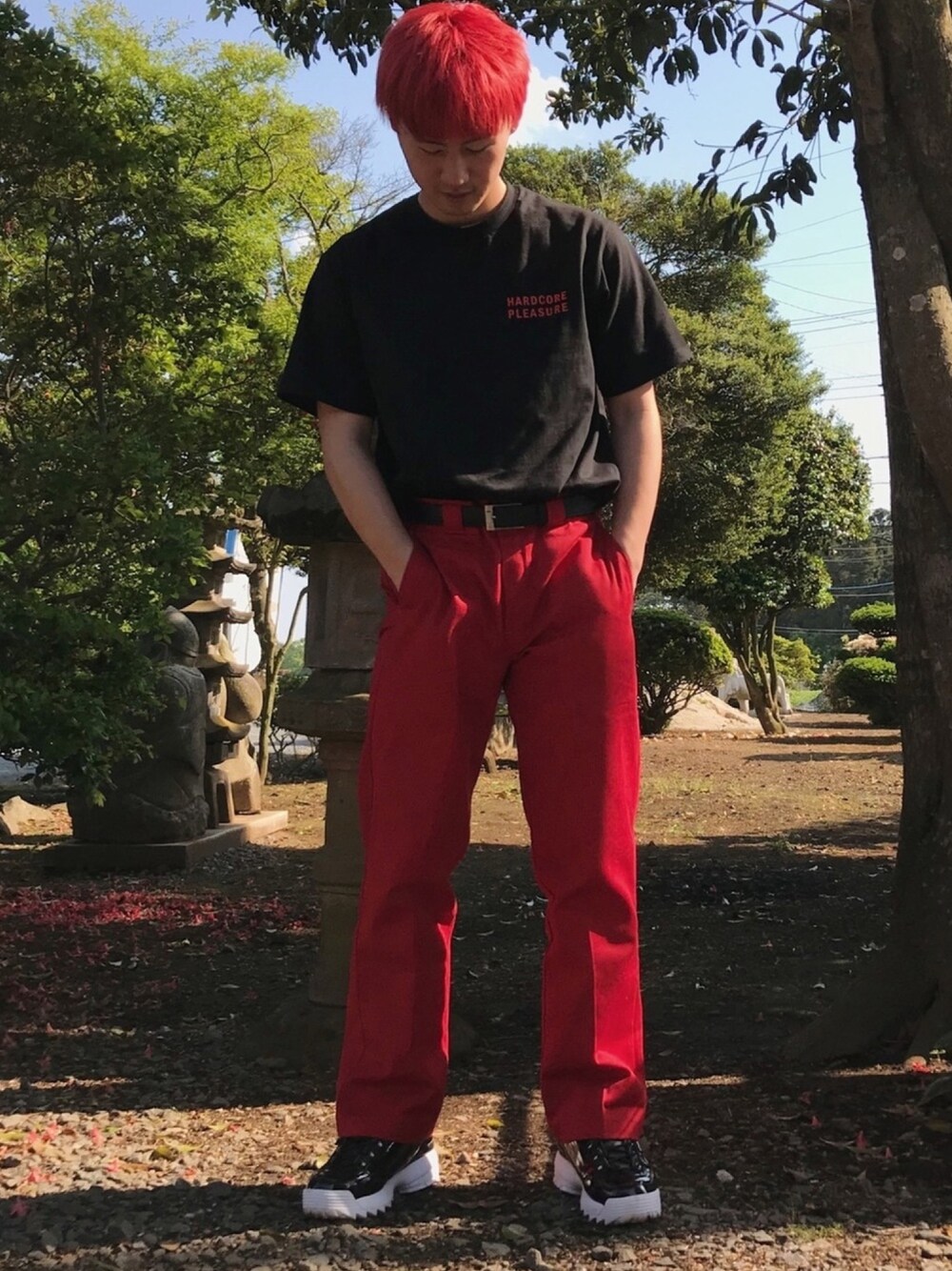 「赤、レッド、red、夏コーデ、タックイン、FILA、Dickies、スニーカー、ストリート、モード」｜「MISBHVのアイテム（Tシャツ/カットソー、ブラック系）」を使った、nietさん（メンズ・173cm）の夏コーディネートの1枚目の写真