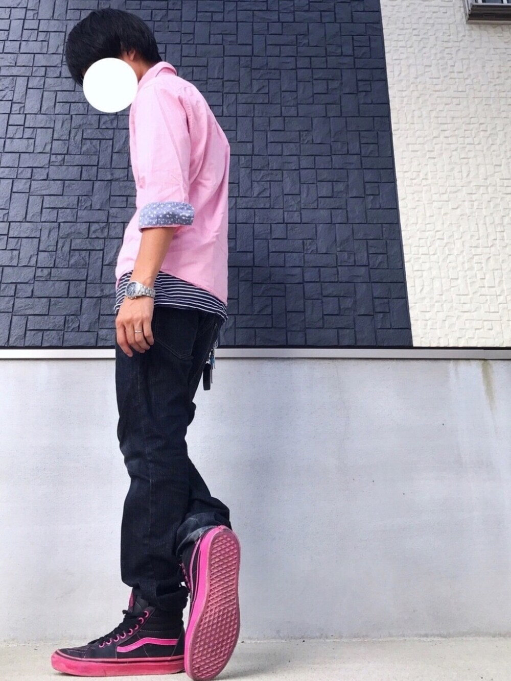 ピンク系のスニーカー、ピンク系のシャツ/ブラウス、ブルー系のTシャツ/カットソーを着用したメンズの夏コーディネートの1枚目の写真